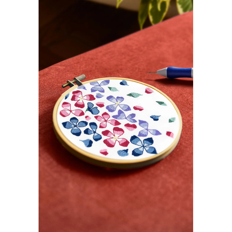 Kit Punch Needle Petalos de Hortensia de Nathalie Weinzaepflen para realizar con punch needle - DMC