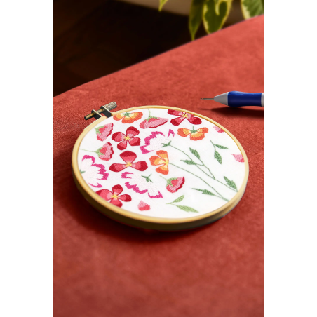 Kit Punch Needle Amapolas de Primavera de Nathalie Weinzaepflen para realizar con punch needle - DMC