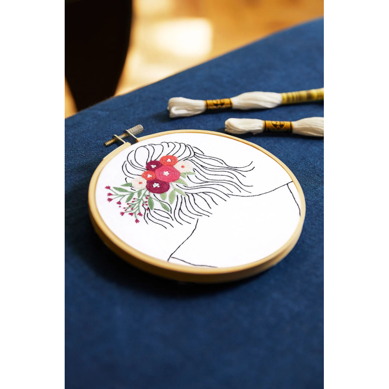 Kit de bordado Pétalos y perlas de Nathalie Weinzaepflen - dmc