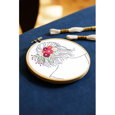 Kit de bordado Pétalos y perlas de Nathalie Weinzaepflen - dmc