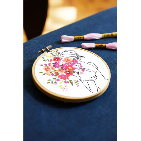 Kit de bordado Abrazo floral de Nathalie Weinzaepflen - DMC
